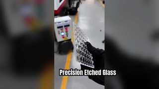 4 মিমি আল্ট্রা হোয়াইট এচড গ্লাস লেজার-কাট স্কোয়ার